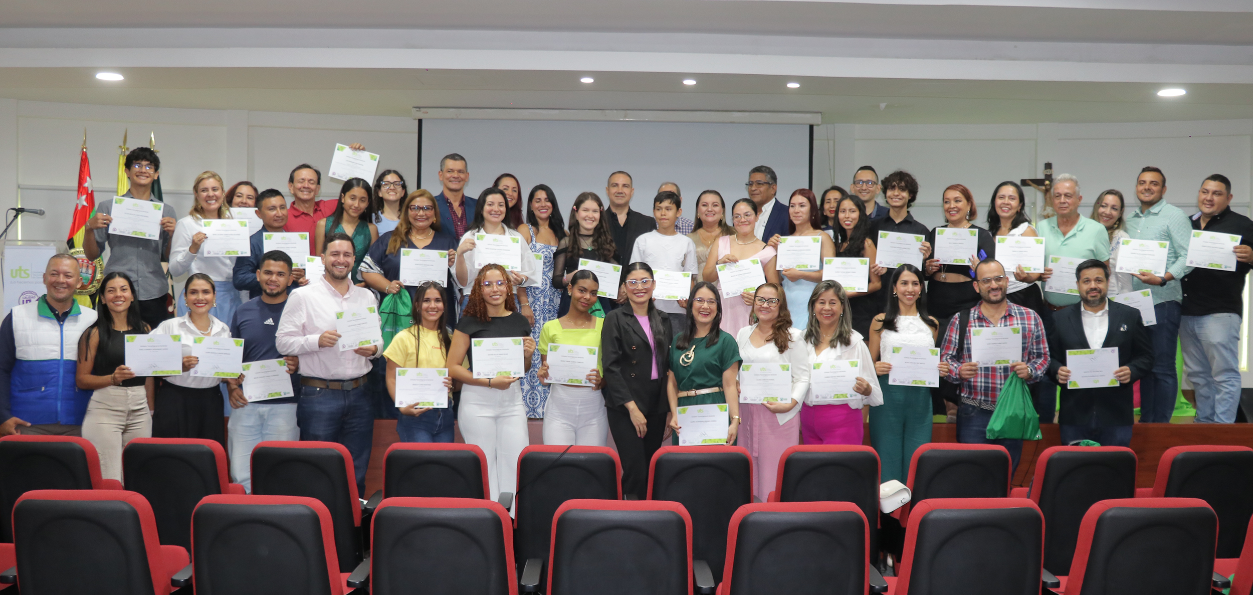 75 nuevos líderes ambientales se gradúan de la alianza CDMB y UTS